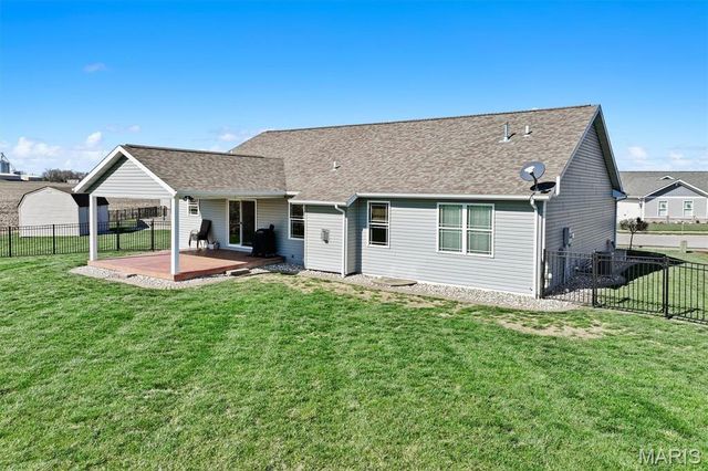 100 Bridgewater Lane, Highland, IL 62249