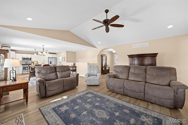 100 Bridgewater Lane, Highland, IL 62249