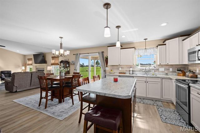 100 Bridgewater Lane, Highland, IL 62249