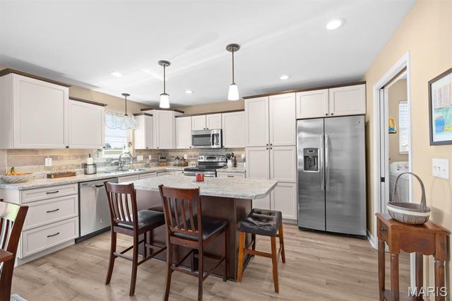 100 Bridgewater Lane, Highland, IL 62249