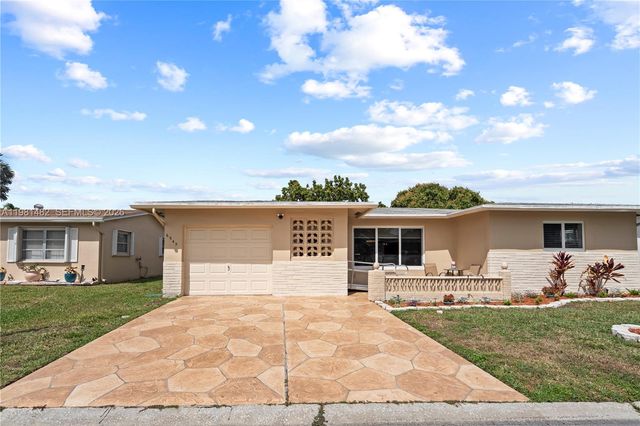 6945 NW 17th St, Margate, FL 33063