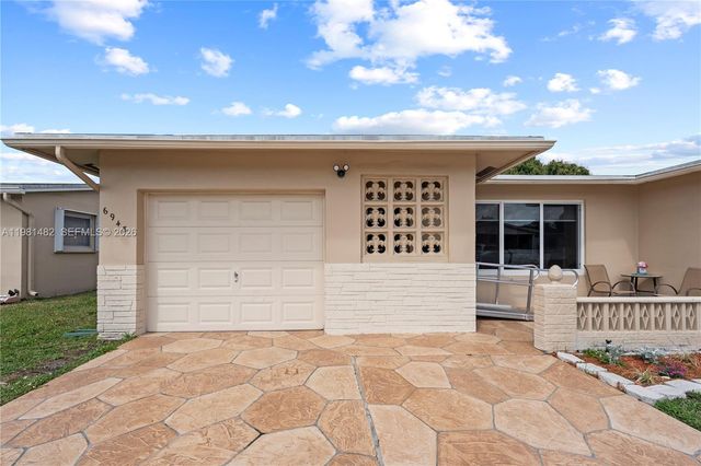 6945 NW 17th St, Margate, FL 33063