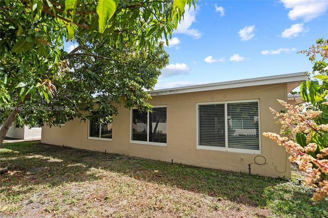 6945 NW 17th St, Margate, FL 33063