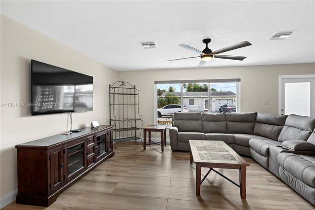 6945 NW 17th St, Margate, FL 33063