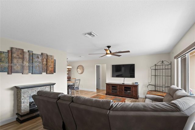 6945 NW 17th St, Margate, FL 33063