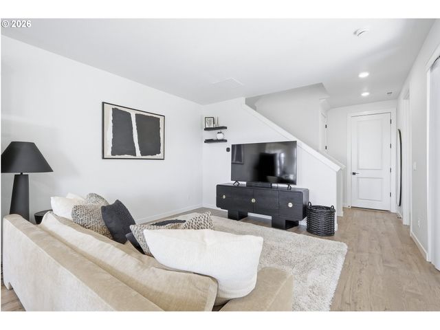8133 Se KINNAMAN St, Hillsboro, OR 97123