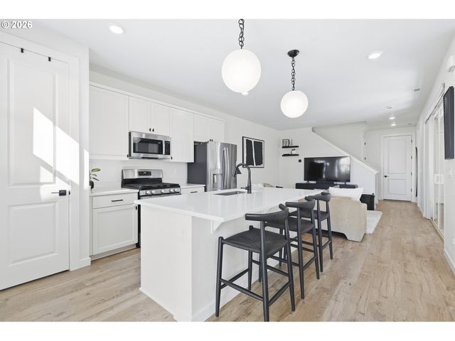 8133 Se KINNAMAN St, Hillsboro, OR 97123