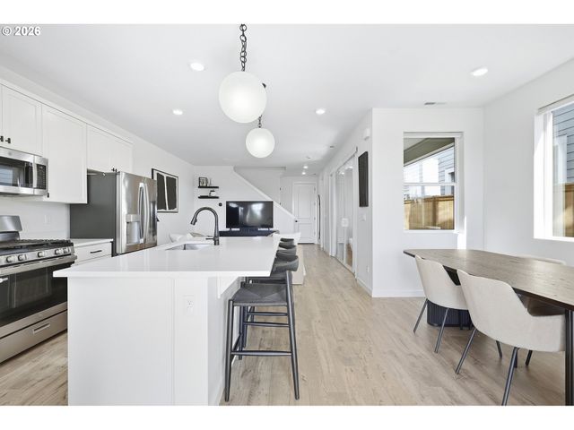8133 Se KINNAMAN St, Hillsboro, OR 97123