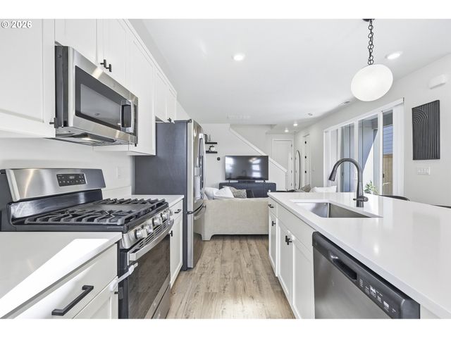 8133 Se KINNAMAN St, Hillsboro, OR 97123