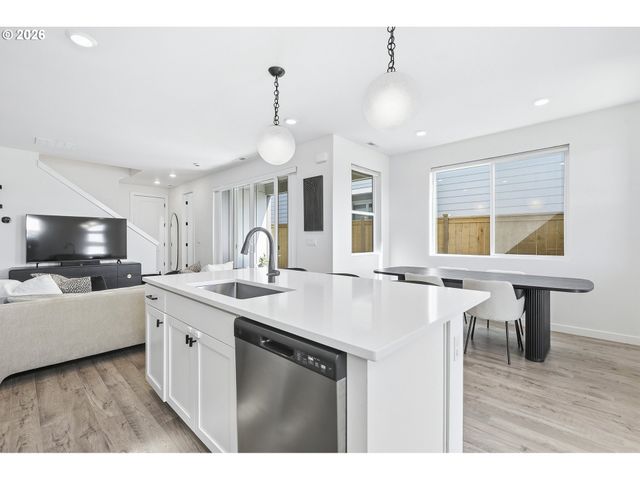 8133 Se KINNAMAN St, Hillsboro, OR 97123