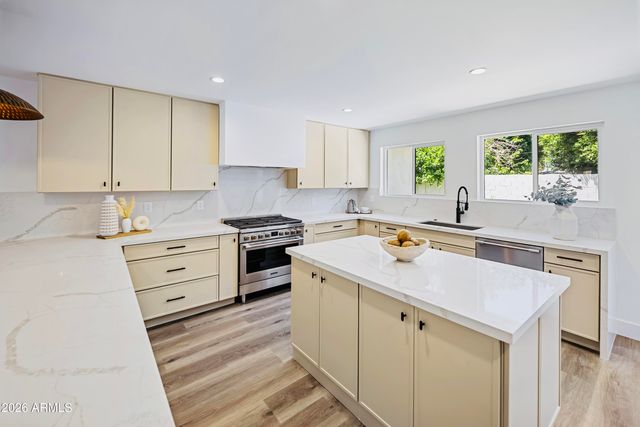 6830 N 10TH Place, Phoenix, AZ 85014