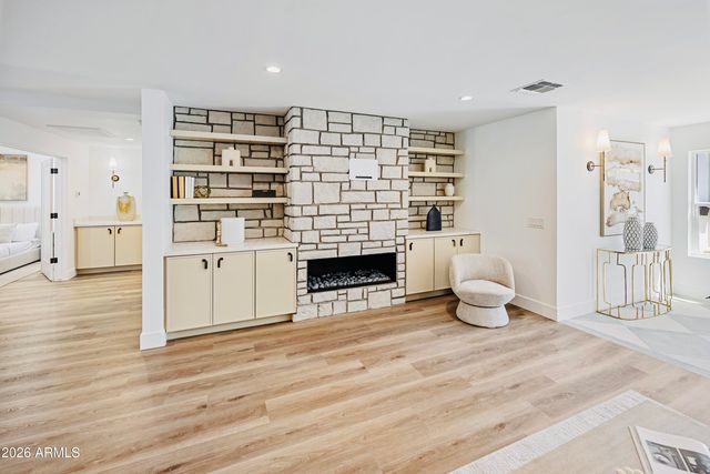 6830 N 10TH Place, Phoenix, AZ 85014