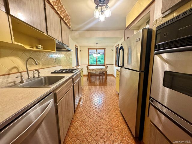 28 Euclid Avenue, Dix Hills, NY 11746
