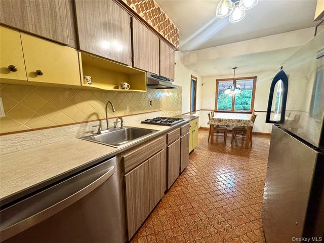 28 Euclid Avenue, Dix Hills, NY 11746