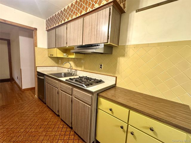 28 Euclid Avenue, Dix Hills, NY 11746