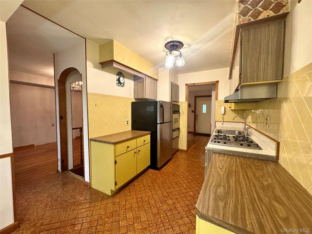 28 Euclid Avenue, Dix Hills, NY 11746