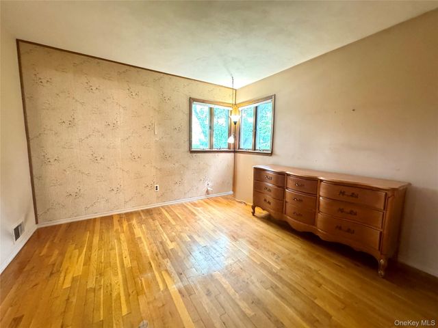 28 Euclid Avenue, Dix Hills, NY 11746