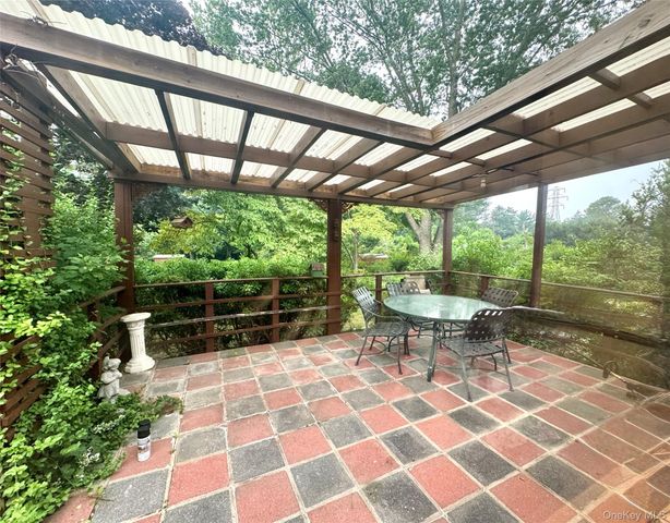 28 Euclid Avenue, Dix Hills, NY 11746