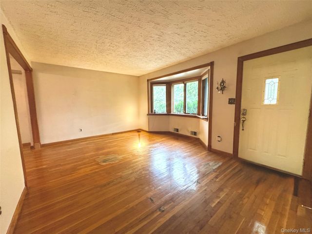 28 Euclid Avenue, Dix Hills, NY 11746