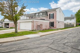 44 Stratford Lane, Rochester Hills, MI 48309