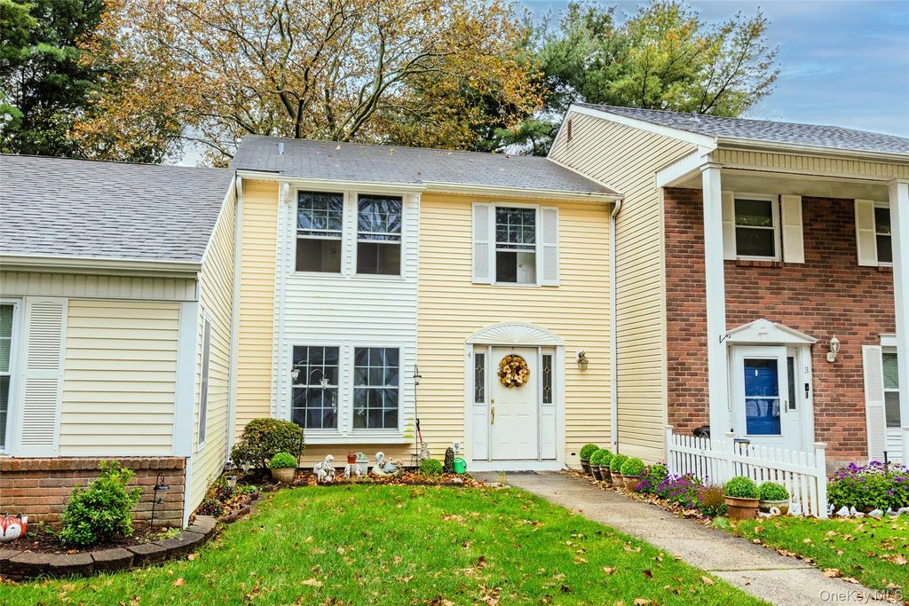4 Lexington Court, Coram, NY 11727 — photo 2