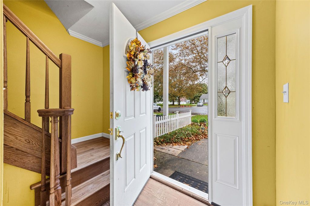 4 Lexington Court, Coram, NY 11727 — photo 3