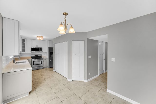 615 RED BARN Trail, Bolingbrook, IL 60490