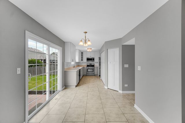 615 RED BARN Trail, Bolingbrook, IL 60490