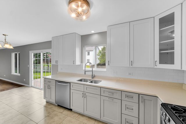 615 RED BARN Trail, Bolingbrook, IL 60490