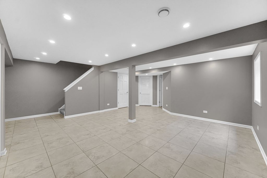 Image 14 of property listing at 615 RED BARN Trail, Bolingbrook, IL 60490