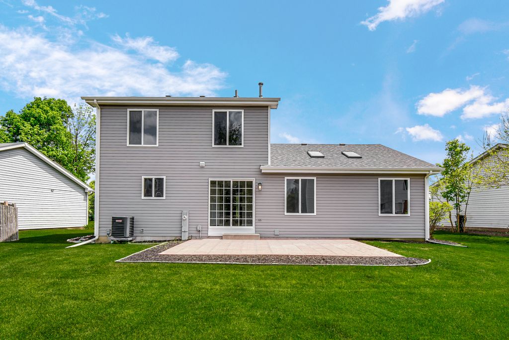 Image 15 of property listing at 615 RED BARN Trail, Bolingbrook, IL 60490