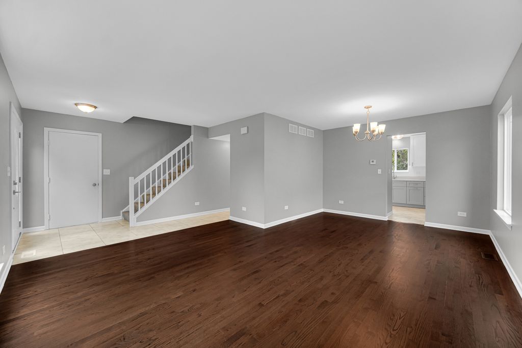 Image 3 of property listing at 615 RED BARN Trail, Bolingbrook, IL 60490