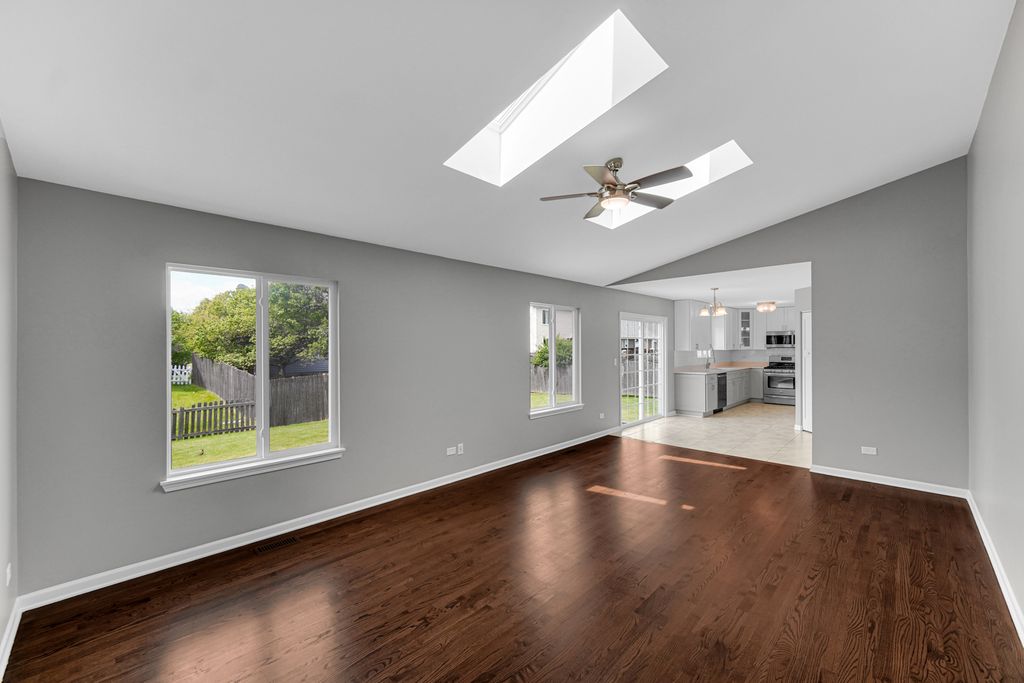 Image 9 of property listing at 615 RED BARN Trail, Bolingbrook, IL 60490