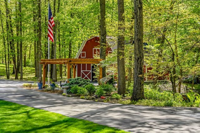 2099 E Clear Lake Road, Buchanan, MI 49107