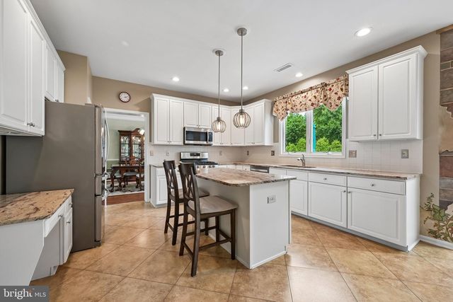 18 APPLE ORCHARD RD, Moorestown, NJ 08057