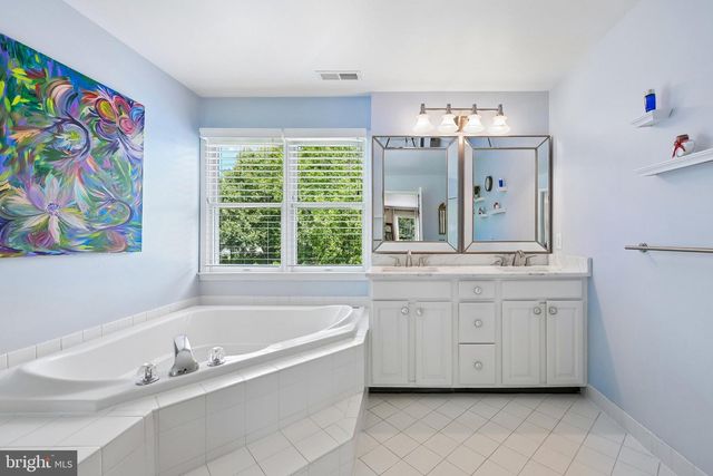18 APPLE ORCHARD RD, Moorestown, NJ 08057