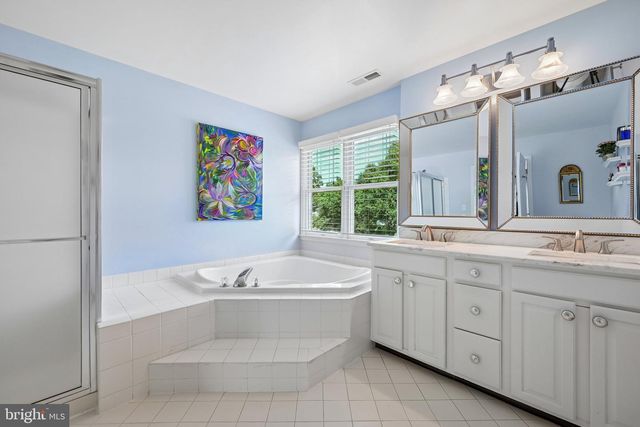 18 APPLE ORCHARD RD, Moorestown, NJ 08057