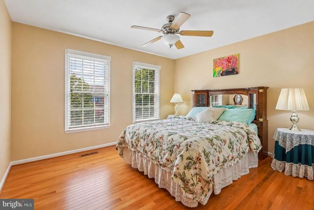 18 APPLE ORCHARD RD, Moorestown, NJ 08057