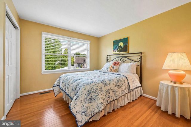 18 APPLE ORCHARD RD, Moorestown, NJ 08057