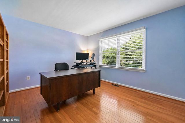 18 APPLE ORCHARD RD, Moorestown, NJ 08057