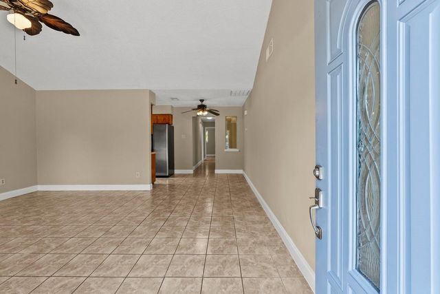 926 S 3rd Street, La Porte, TX 77571