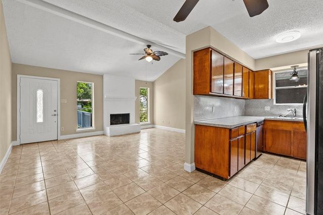 926 S 3rd Street, La Porte, TX 77571