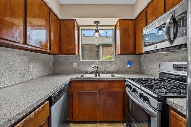 926 S 3rd Street, La Porte, TX 77571