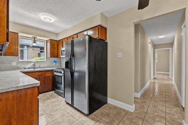 926 S 3rd Street, La Porte, TX 77571