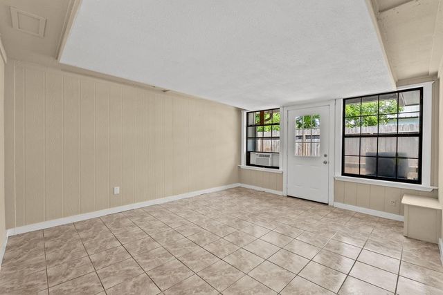 926 S 3rd Street, La Porte, TX 77571