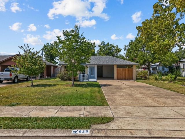926 S 3rd Street, La Porte, TX 77571