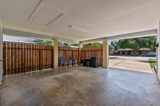 926 S 3rd Street, La Porte, TX 77571