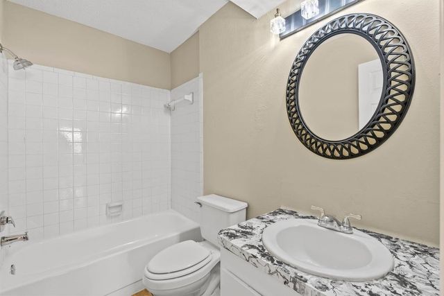 926 S 3rd Street, La Porte, TX 77571