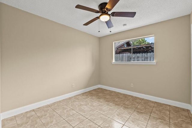 926 S 3rd Street, La Porte, TX 77571