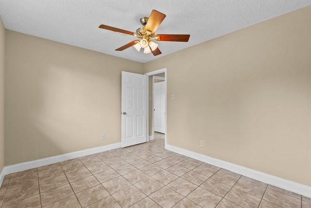 926 S 3rd Street, La Porte, TX 77571
